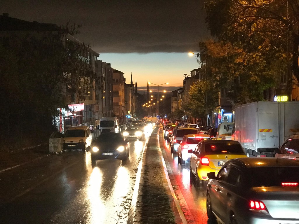 Edirne'de şiddetli yağış ve fırtına hayatı felç etti