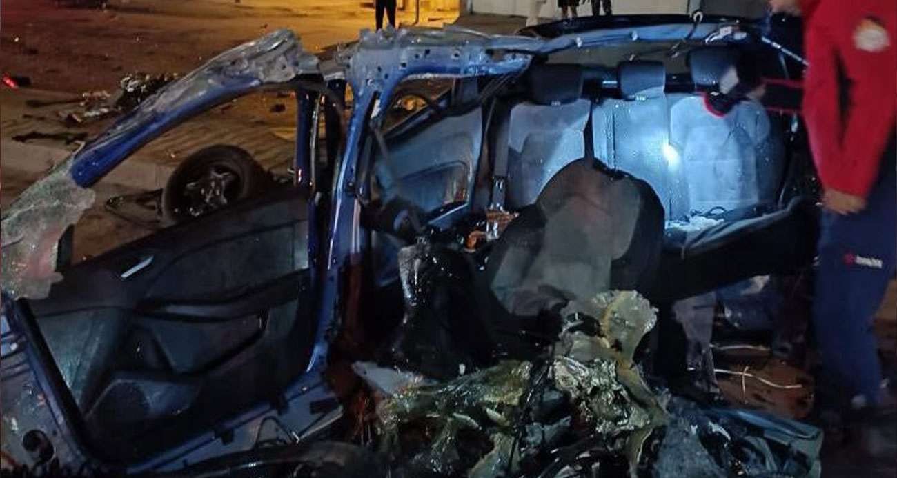 Trafik levhası direğine çarpan otomobil kağıt gibi yırtıldı