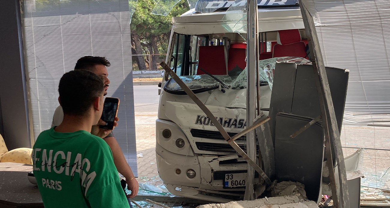 Minibüsün çarptığı minibüs düğün salonuna girdi: O anlar kamerada