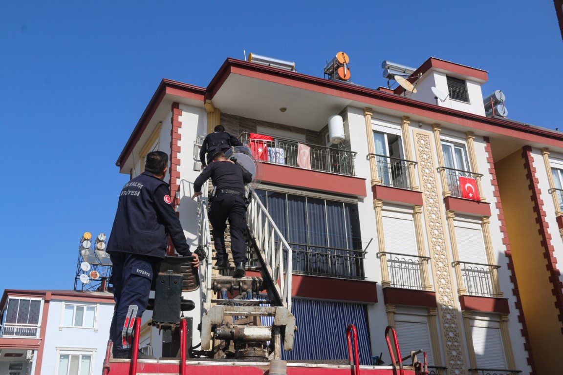 Tahliye memurlarını kapısında görünce bıçak ve satırla direndi, polisler kalkanlarla balkondan girdi