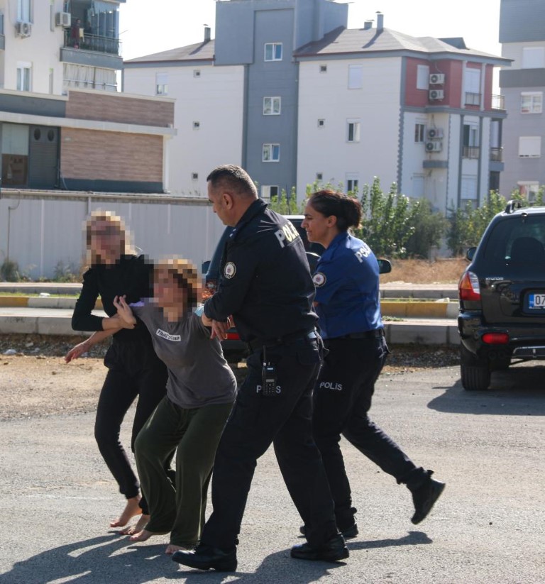 Tahliye memurlarını kapısında görünce bıçak ve satırla direndi, polisler kalkanlarla balkondan girdi