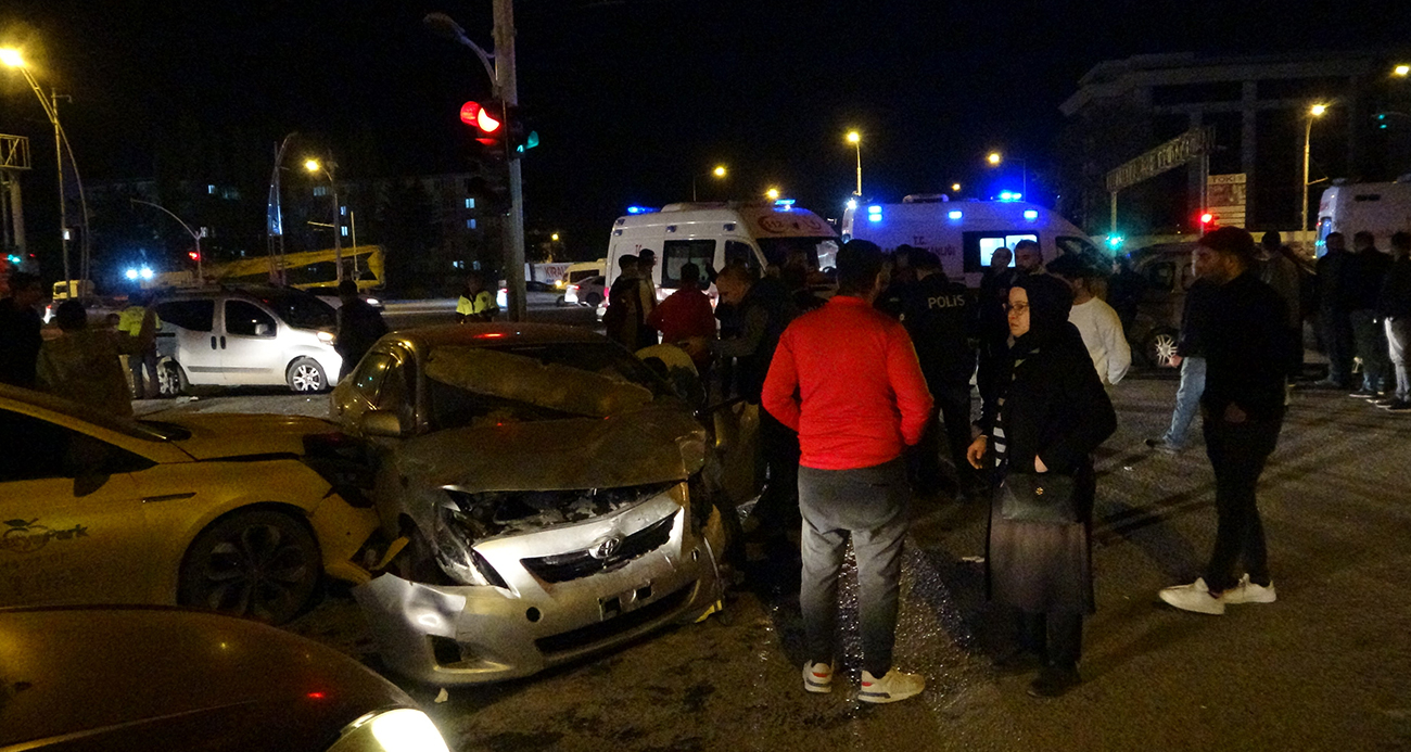 Malatya'da 3 aracın karıştığı kazada can pazarı: 5 yaralı