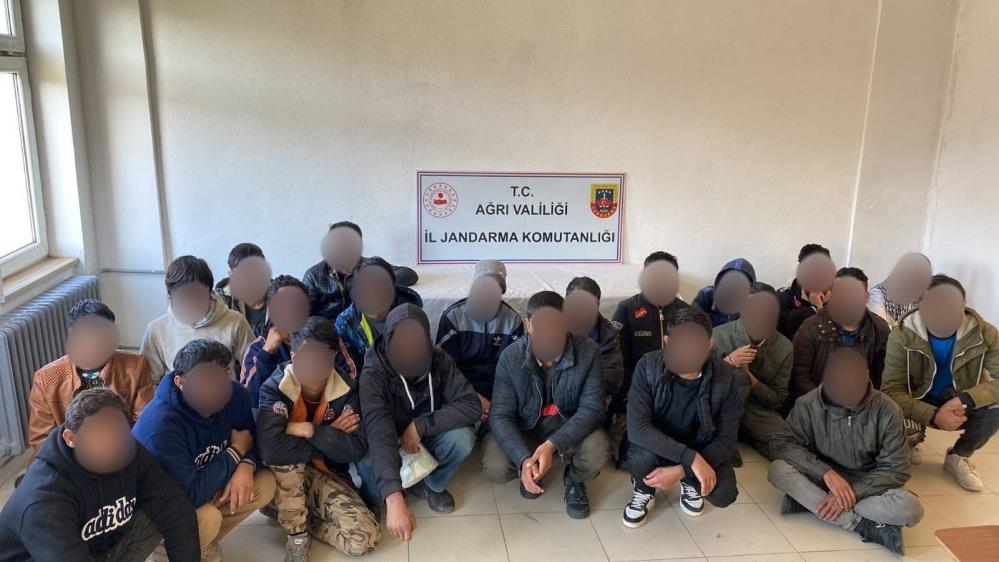 Ağrı’da 25 Afgan göçmen yakalandı, 3 şüpheli gözaltına alındı