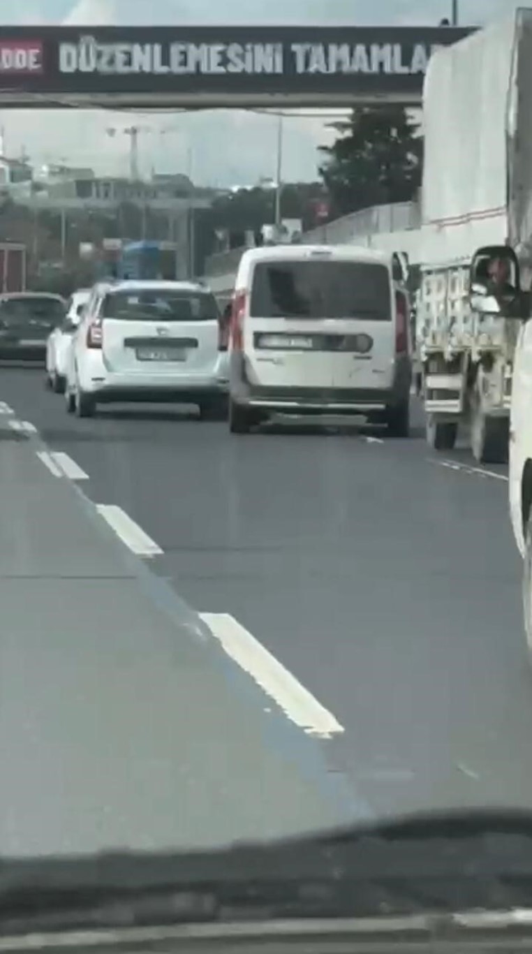 E-5 Karayolu’nda makas terörü kamerada: Sürücü cezadan kaçamadı