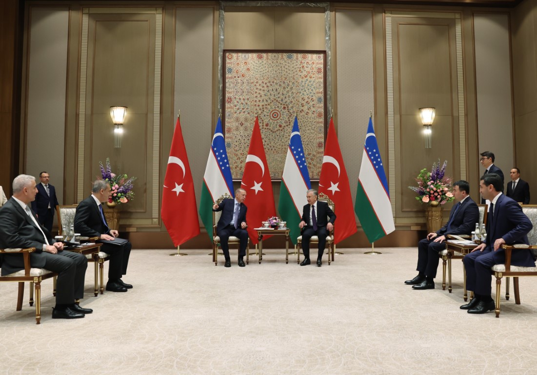 Cumhurbaşkanı Erdoğan, Özbekistanlı mevkidaşı Mirziyoyev ile görüştü