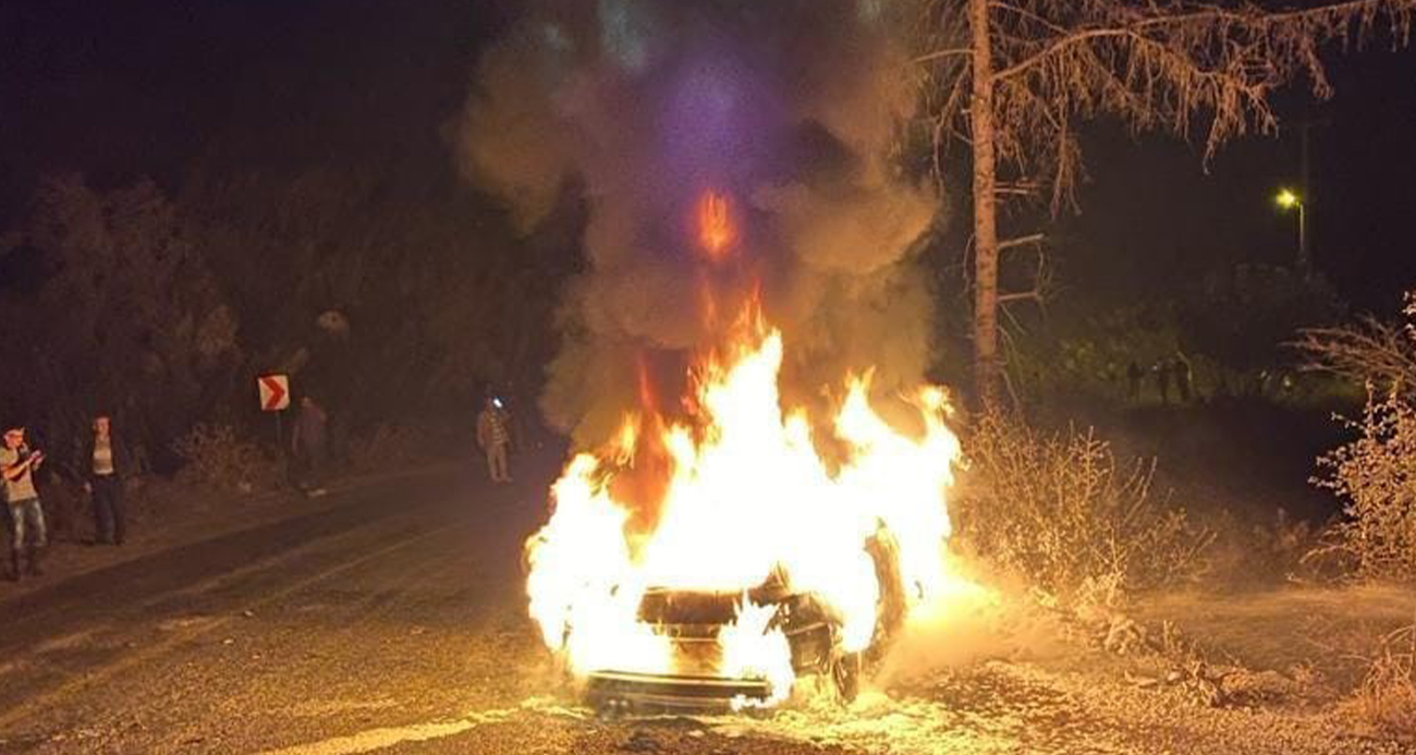 Seyir halindeki otomobil alev topuna döndü, sürücü canını zor kurtardı