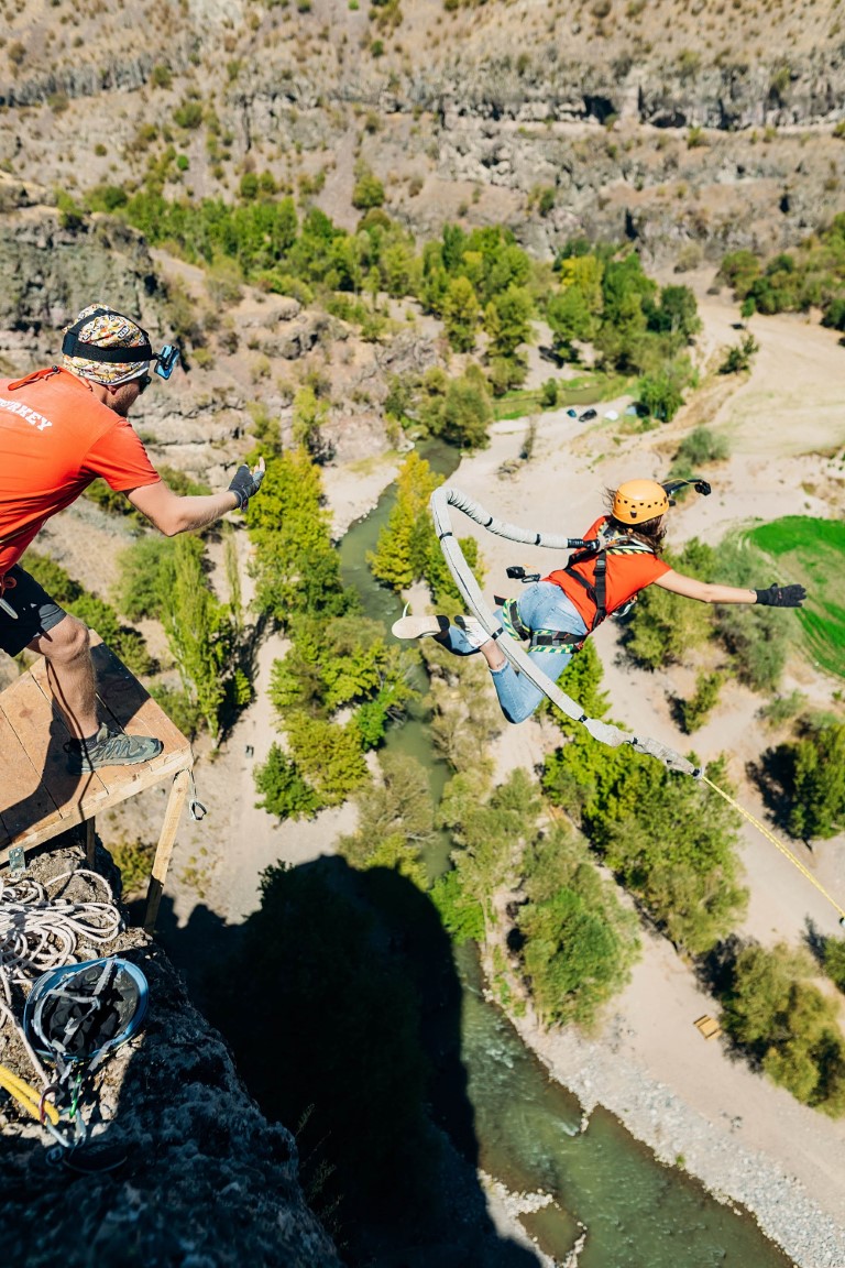 Adrenalin tutkunlar, 70 metreden kendilerini bolua brakt