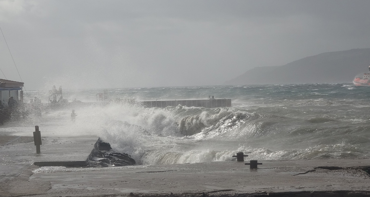 Dev dalgalar sahili dövdü, feribot dev dalgalarla mücadele etti