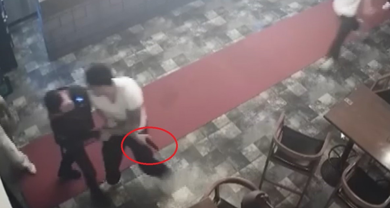 Eli silahlı 2 kişi, ünlü şarkıcının sahne aldığı mekana saldırısı kamerada