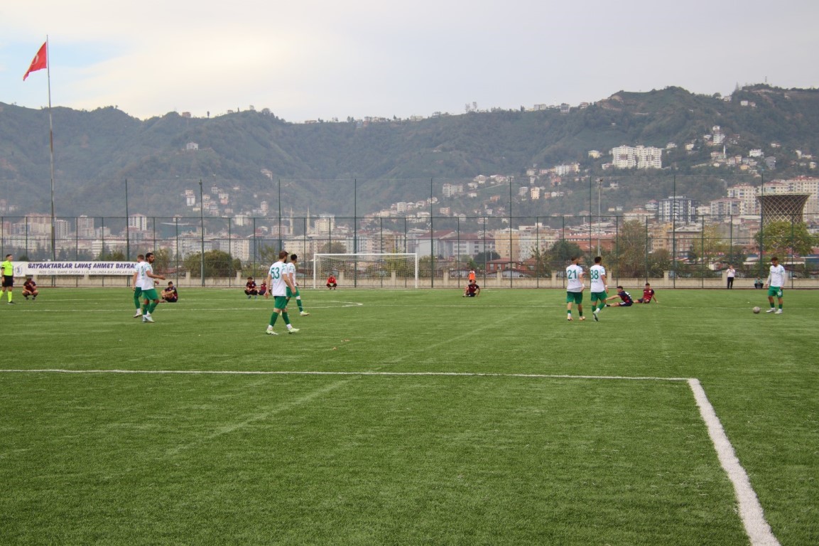 Hakemin kararını beğenmeyen futbolcular, maçı bırakıp oturma eylemi yaptı