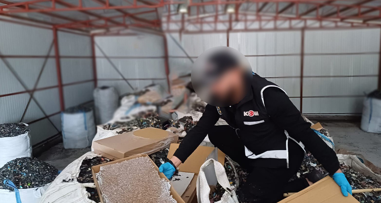 İzmir’de kaçakçılara şok operasyon: 4 milyona yakın makaron ele geçirildi