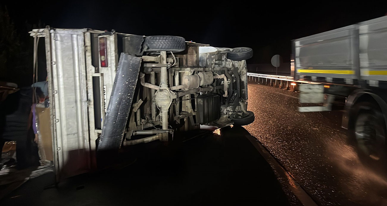 D100 karayolunda eşya yüklü kamyonet devrildi: 3 yaralı