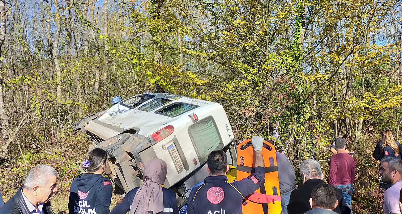 Yolcu minibüsü yoldan çıktı: 1 ölü, 11 yaralı