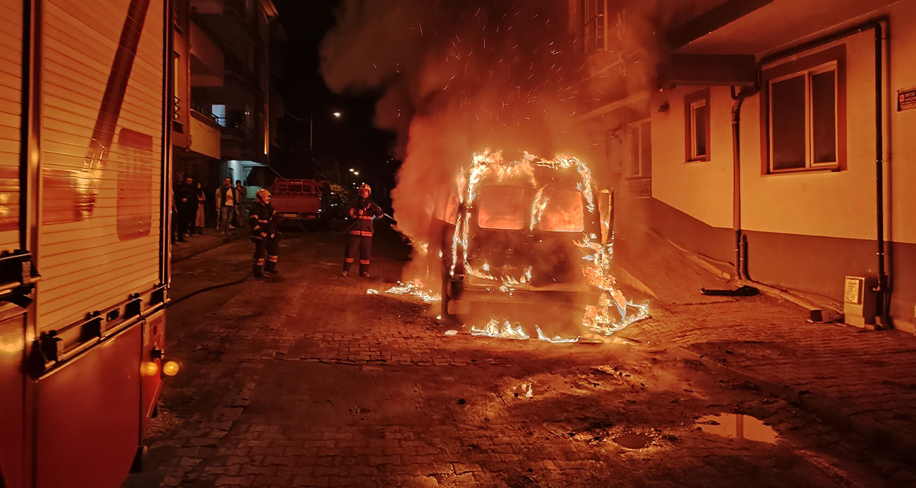 Park halindeki minibüs alev topuna döndü