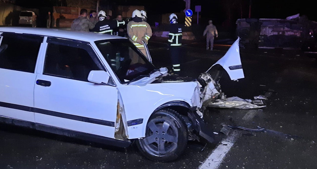 Mardin’de hafif ticari araç ile otomobil kafa kafaya çarpıştı: 2’si ağır 6 yaralı