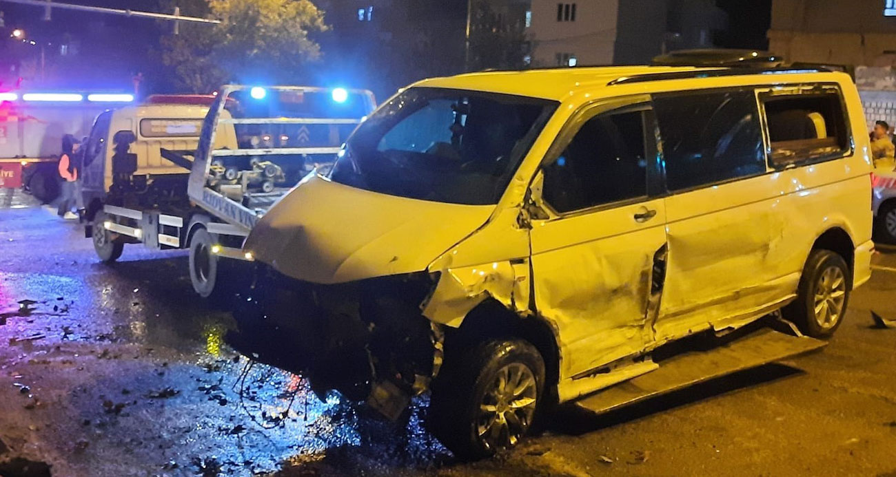 Mardin’de hafif ticari araç ile otomobil kafa kafaya çarpıştı: 2’si ağır 6 yaralı