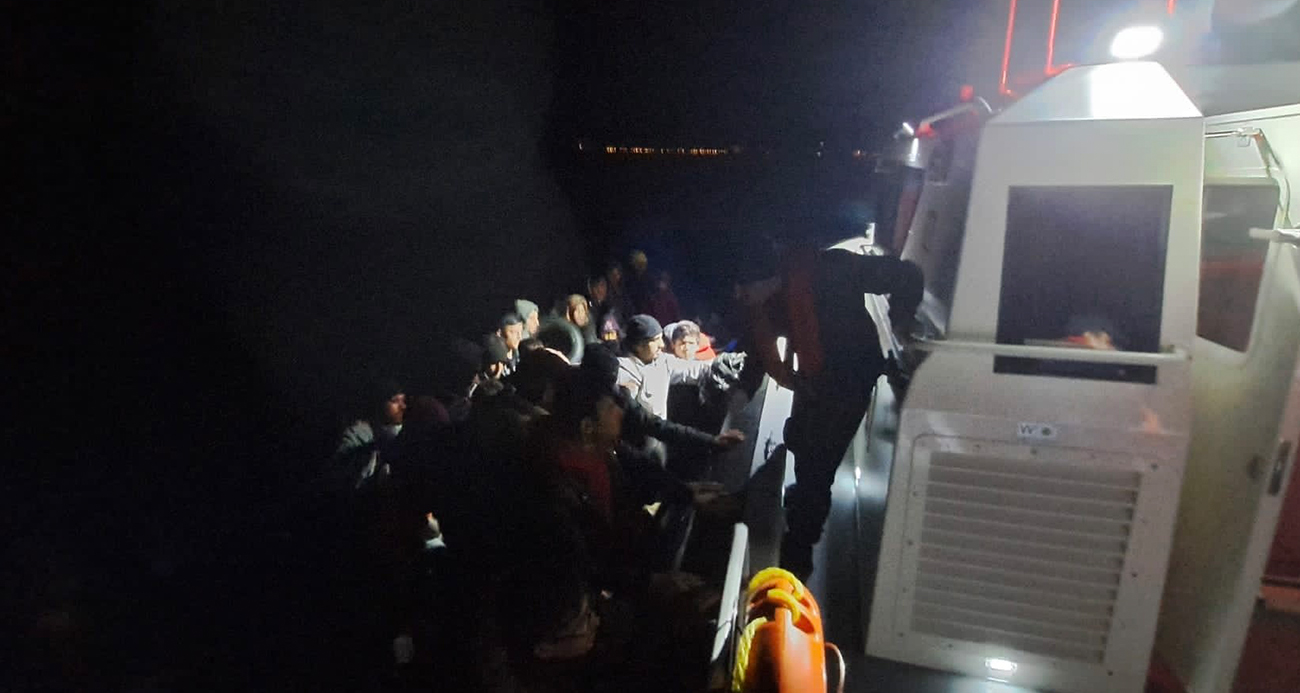 Yunan unsurlarınca ölüme terk edilen 49 kaçak göçmen kurtarıldı