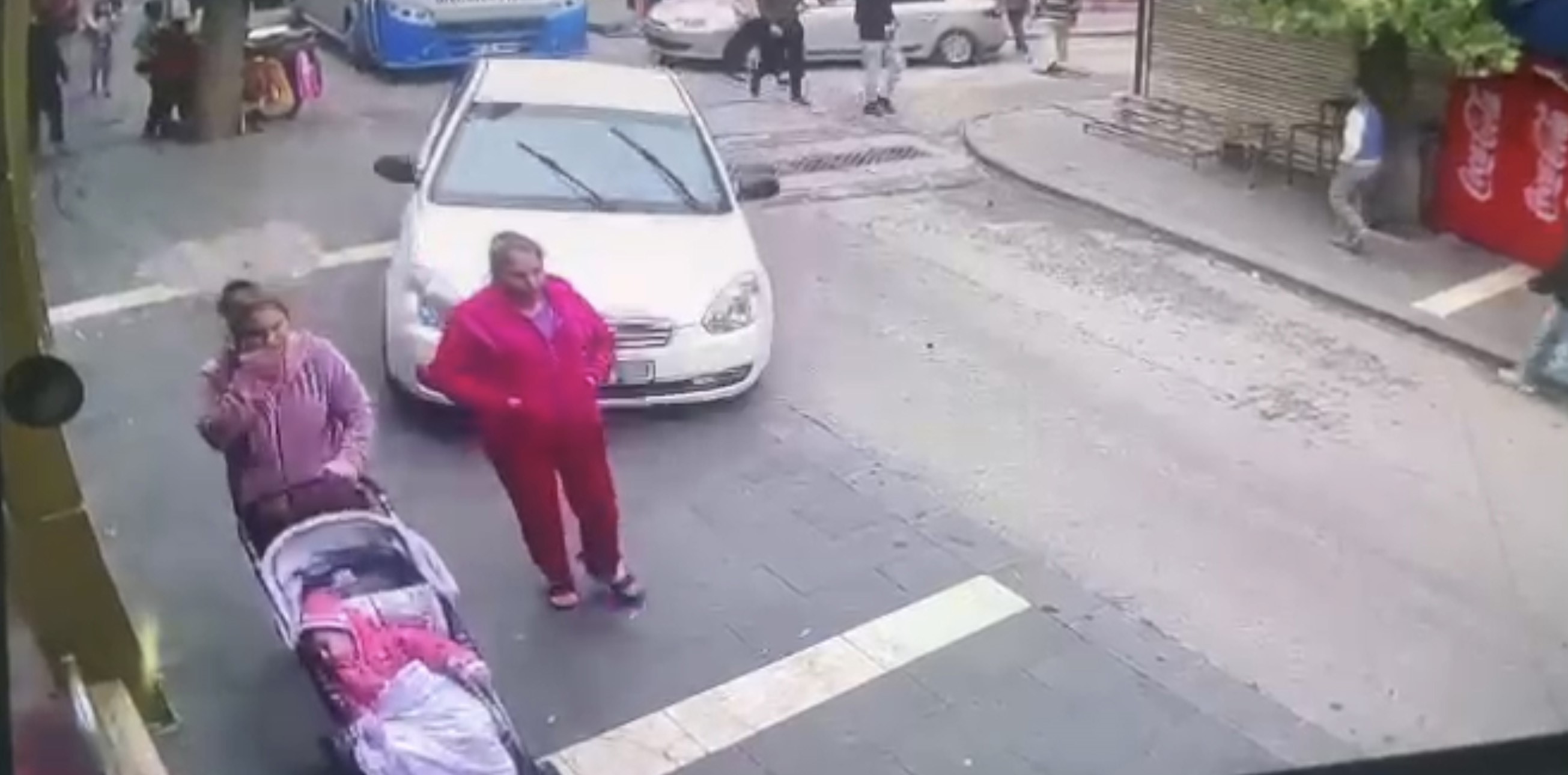 Gaziantep’te kaldırımda yürüyen 2 kadın ile bebeğe araba çarptı