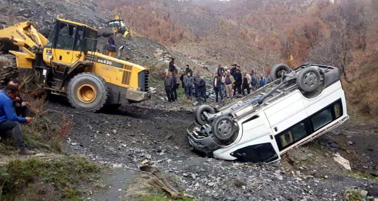 Siirt’te 3 kişinin yaralandığı kazada minibüs 5 saatlik çalışmayla vadiden çıkartıldı