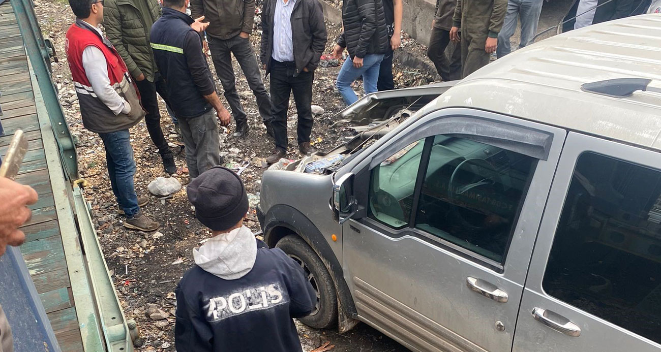 Diyarbakır’da tren kazası: Hafif ticari araç sürücüsü ölümden döndü