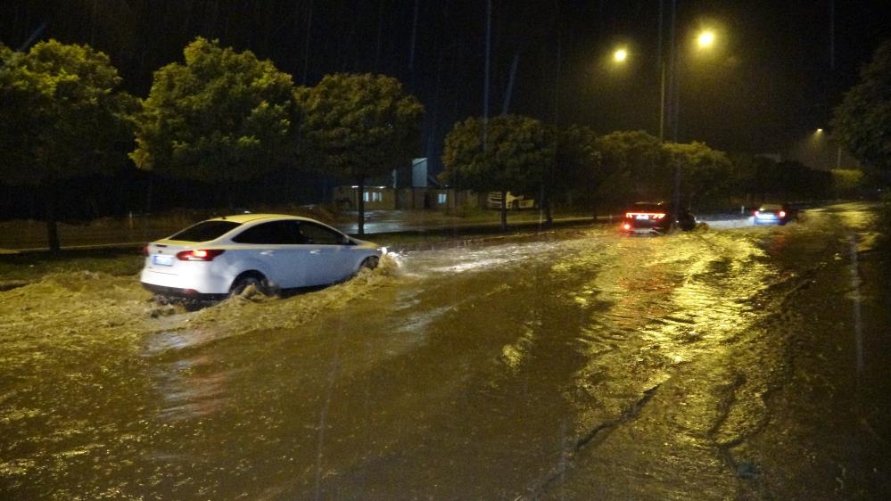 Şiddetli yağış etkili oldu: Cadde ve sokaklar göle döndü