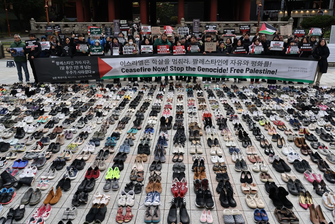 Seul’ün merkezine Filistin'de hayatını kaybedenlerin anısına 2 bin ayakkabı bırakıldı