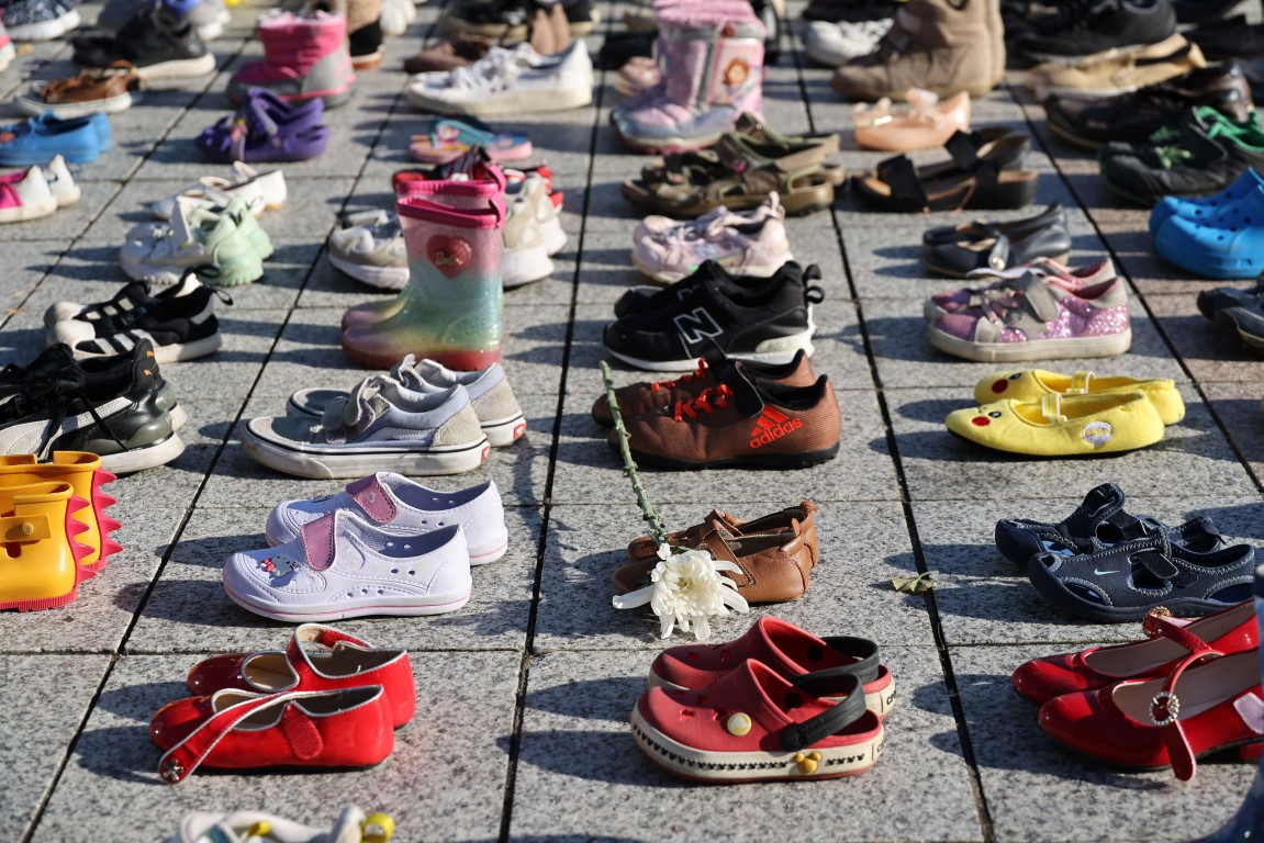 Seul’ün merkezine Filistin&#039;de hayatını kaybedenlerin anısına 2 bin ayakkabı bırakıldı