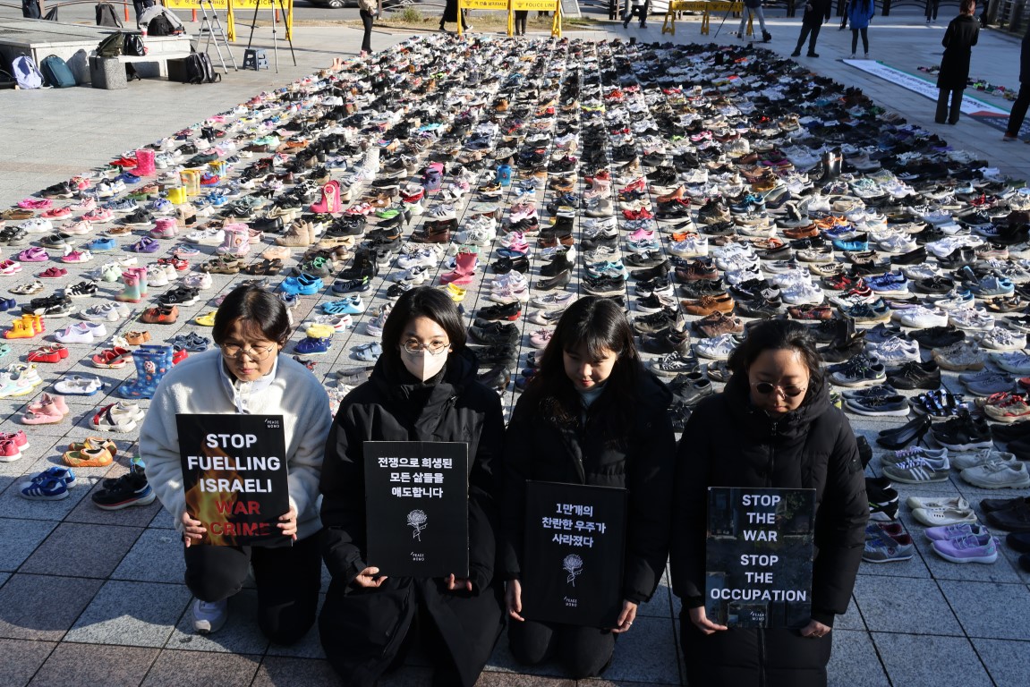 Seul’ün merkezine Filistin'de hayatını kaybedenlerin anısına 2 bin ayakkabı bırakıldı