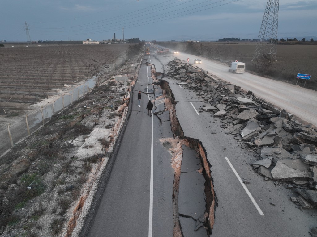 Hatay’da 4 metre kırılmaların olduğu yolda, depremin 3. gününde başlayan çalışmalar aralıksız devam ediyor