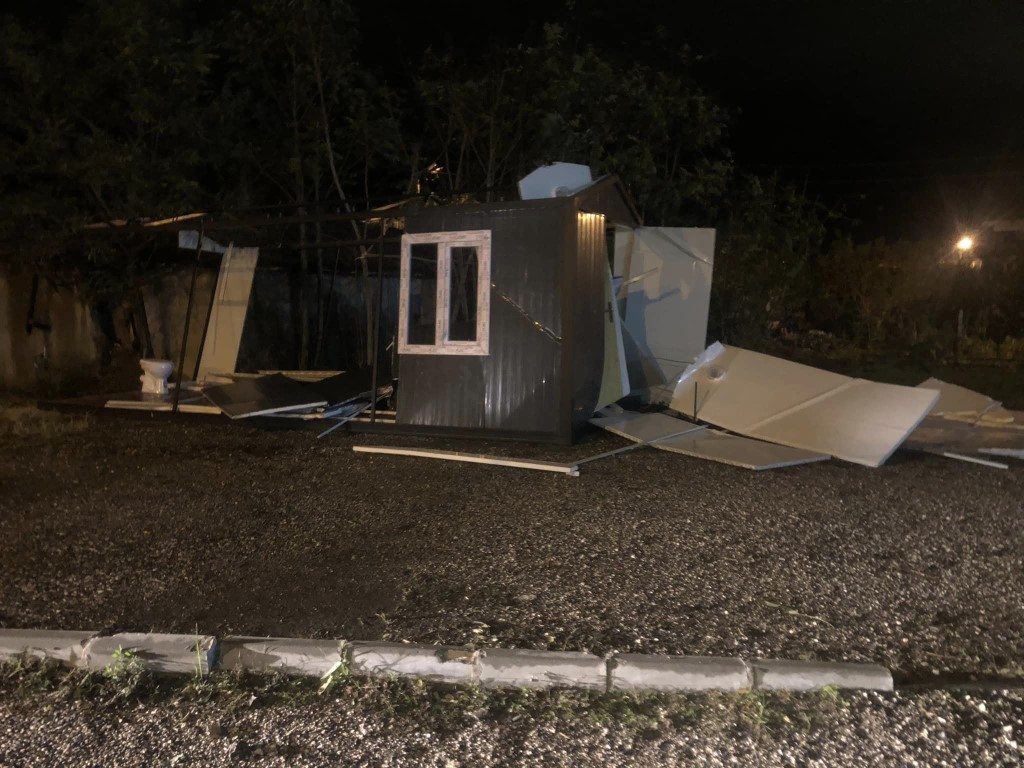 İpsala’da çıkan hortum tır devirdi, evlerin çatılarını uçurdu