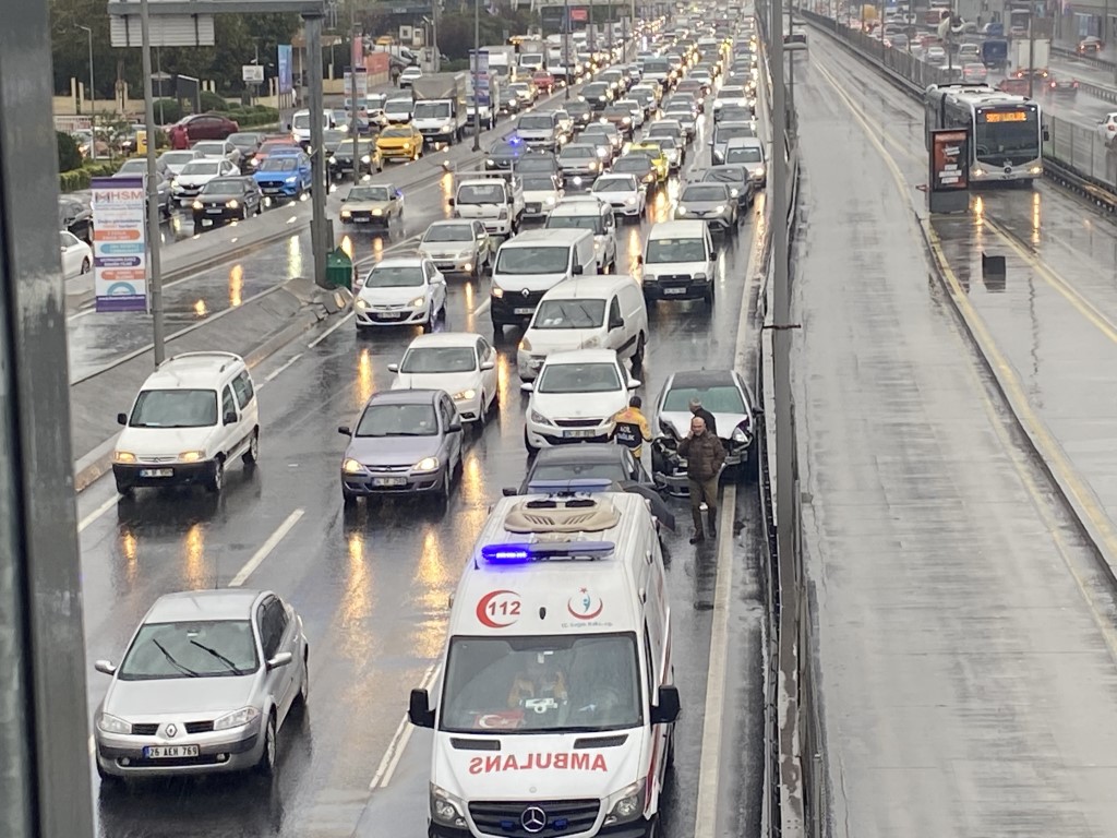 İstanbul’da yağış vatandaşları olumsuz etkiledi
