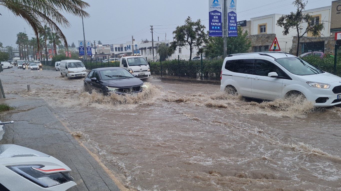 Yollar, dakikalar içerisinde dereye döndü