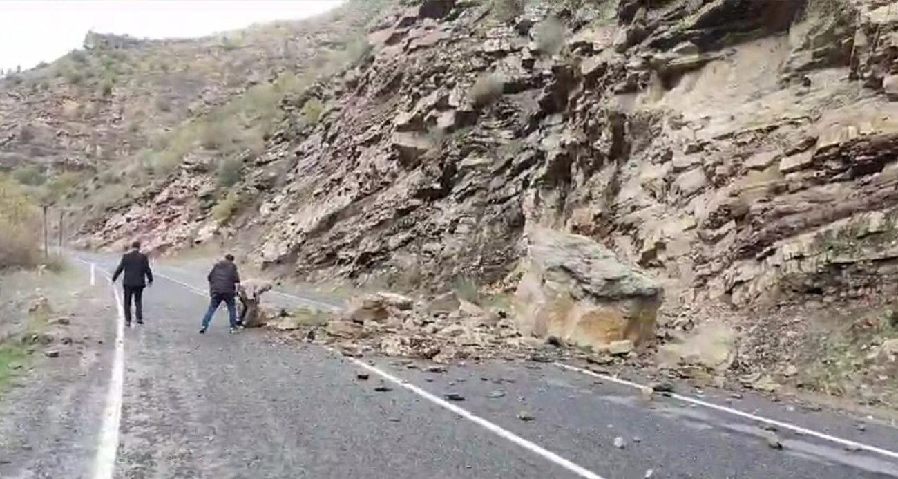 Çukurca- Şırnak Karayoluna düşen kaya parçaları sürücüleri korkuttu