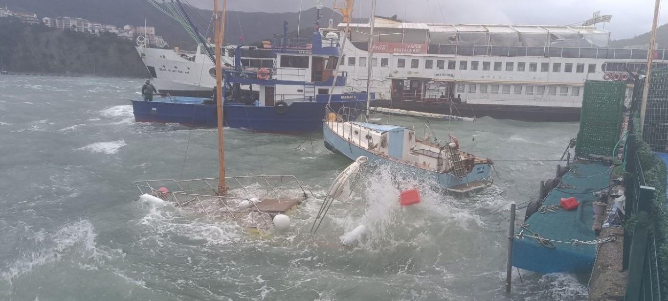 Amasra Limanı’nda tekne battı, restoran geminin ise halatları koptu