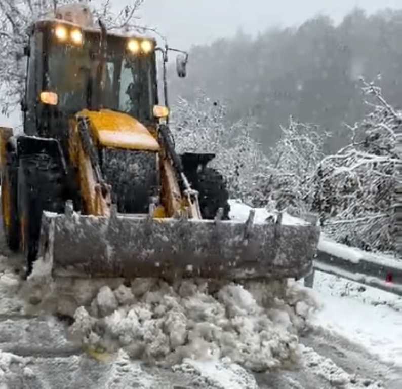 Kar yolu kapattı, araçlar kepçe yardımıyla kurtarıldı