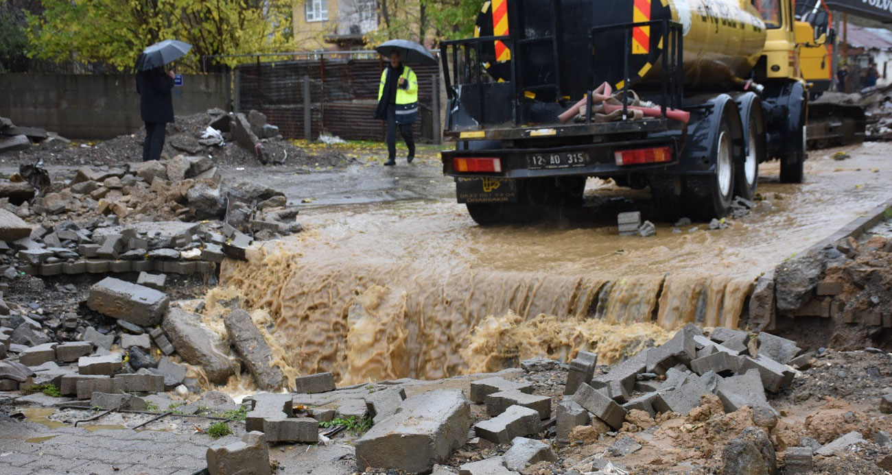 Genç’te dereler taştı, ekipler çalışmalarını sürdürüyor