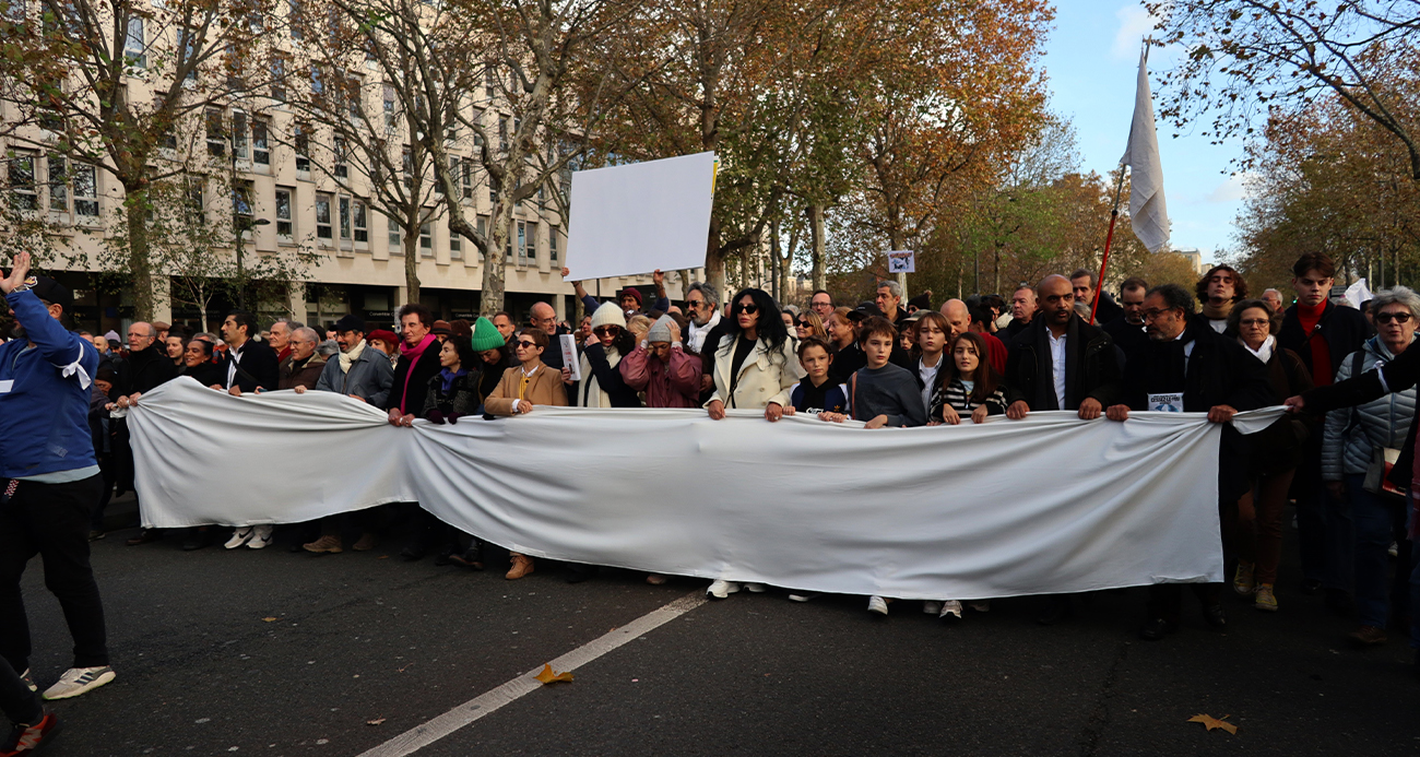 Paris’te “Gazze’de ateşkes” için sessiz yürüyüş
