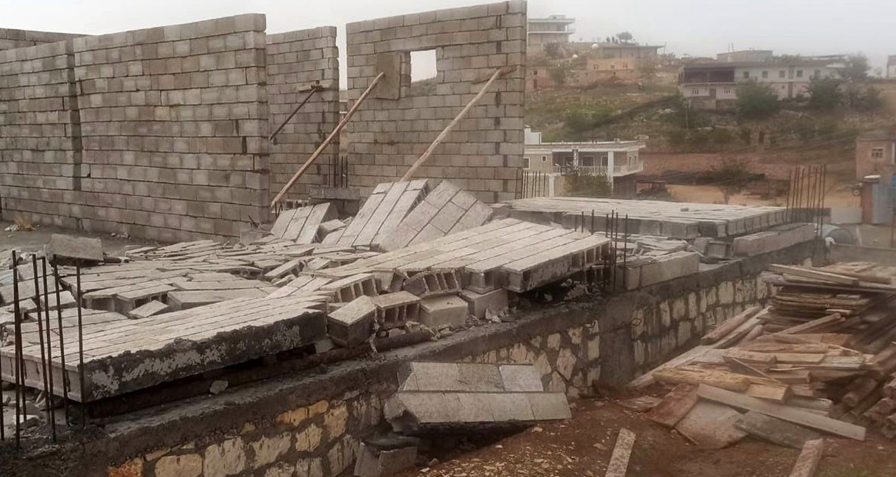 Mardin’de şiddetli rüzgarda inşaat halindeki ev yıkıldı