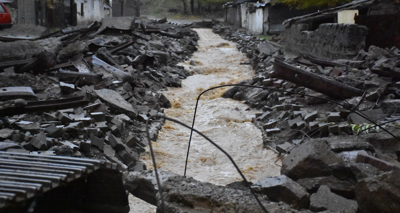 Genç’te dereler taştı, ekipler çalışmalarını sürdürüyor