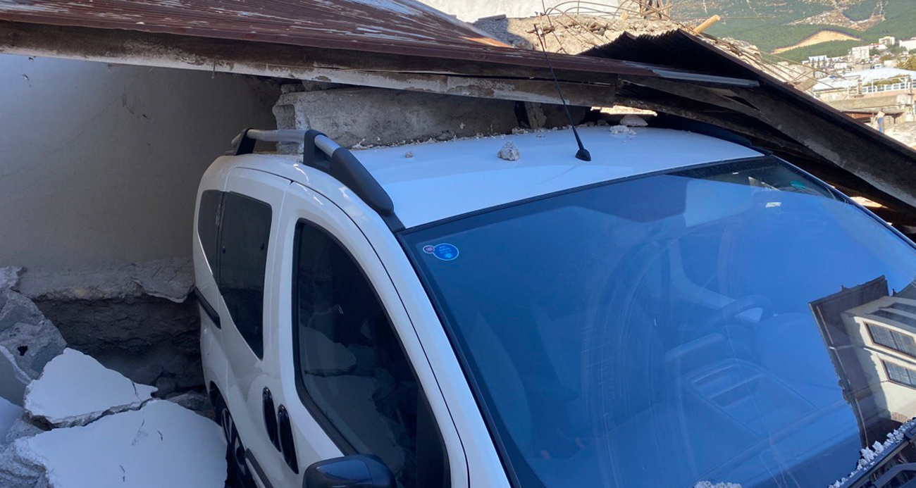 Şiddetli rüzgar ağaçları kökünden söktü, çatıları uçurdu