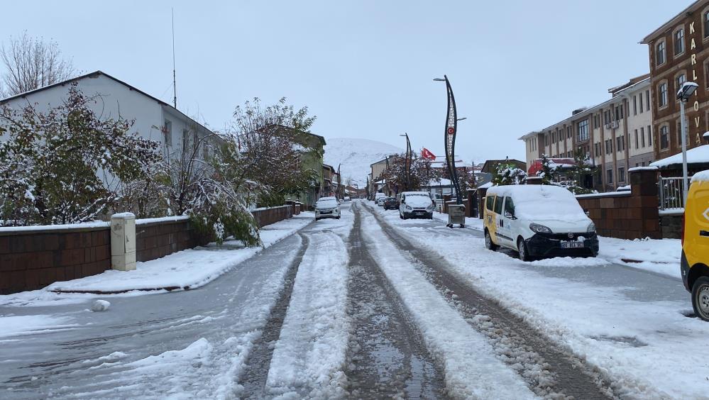 Okulların tatil edildiği Karlıova, tamamen beyaza büründü