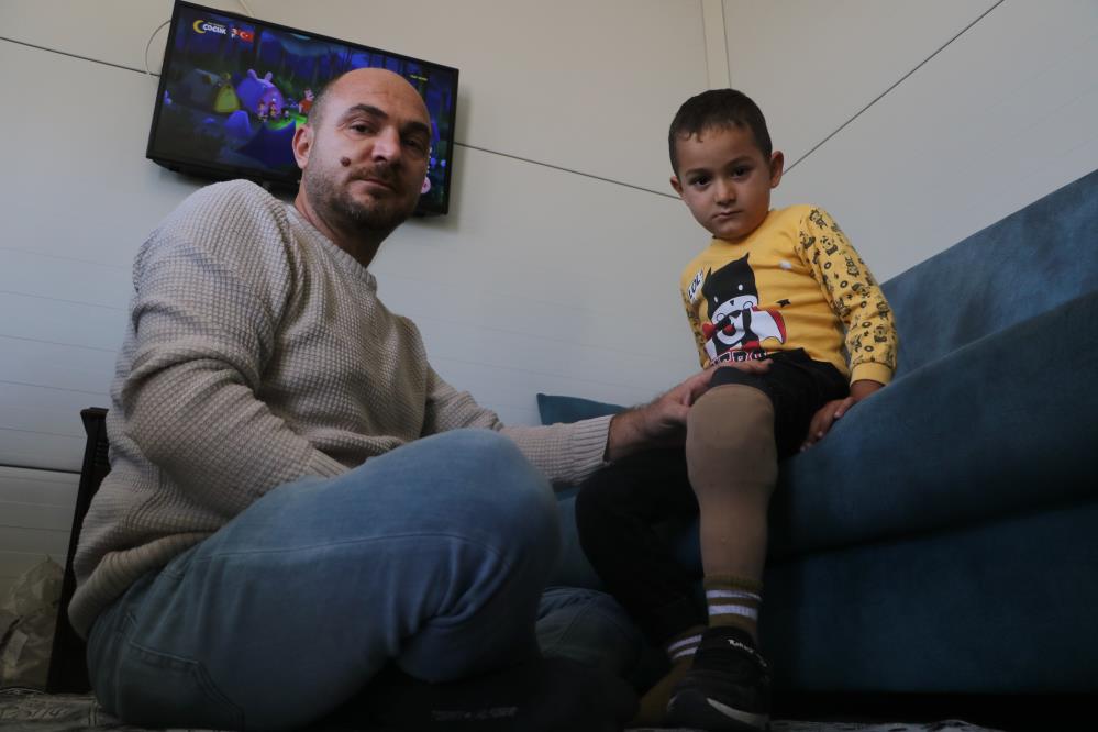 Depremzede Murat, protez bacakla çocukluğunu yeniden yaşıyor