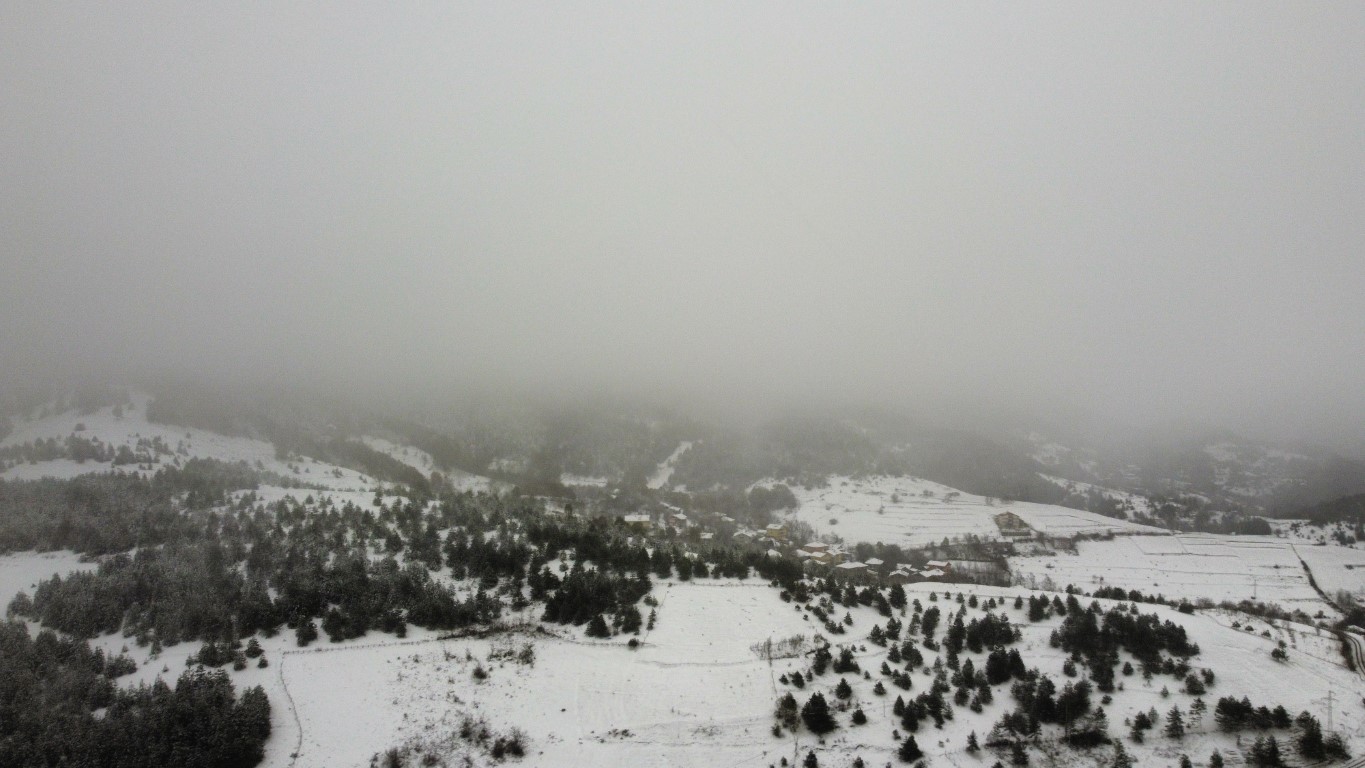 Mevsimin ilk kar yağışında kartpostallık manzara dron ile görüntülendi