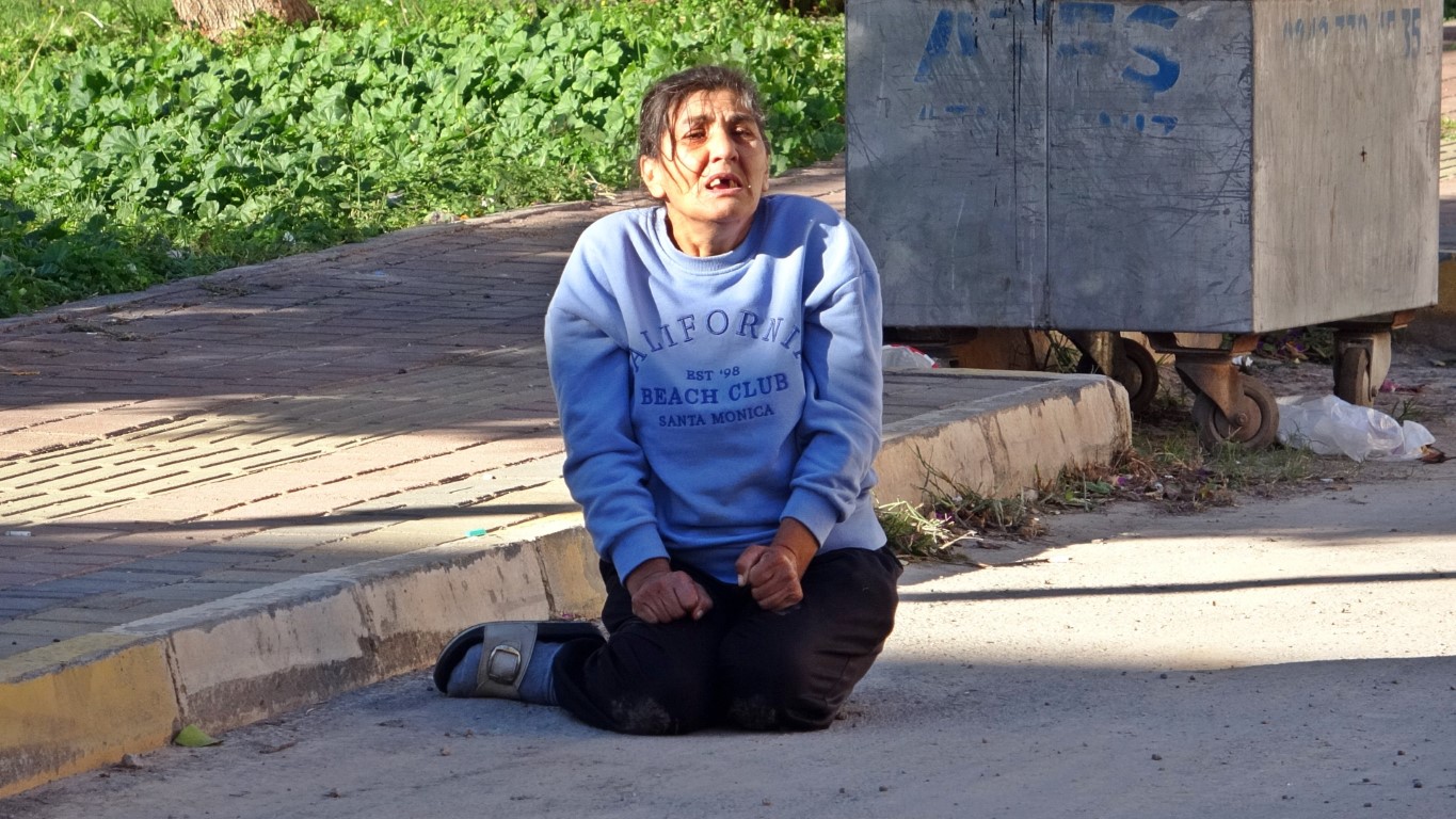 Engelli kızıyla birlikte evinden çıkarılan yaşlı kadın gözyaşlarına boğuldu