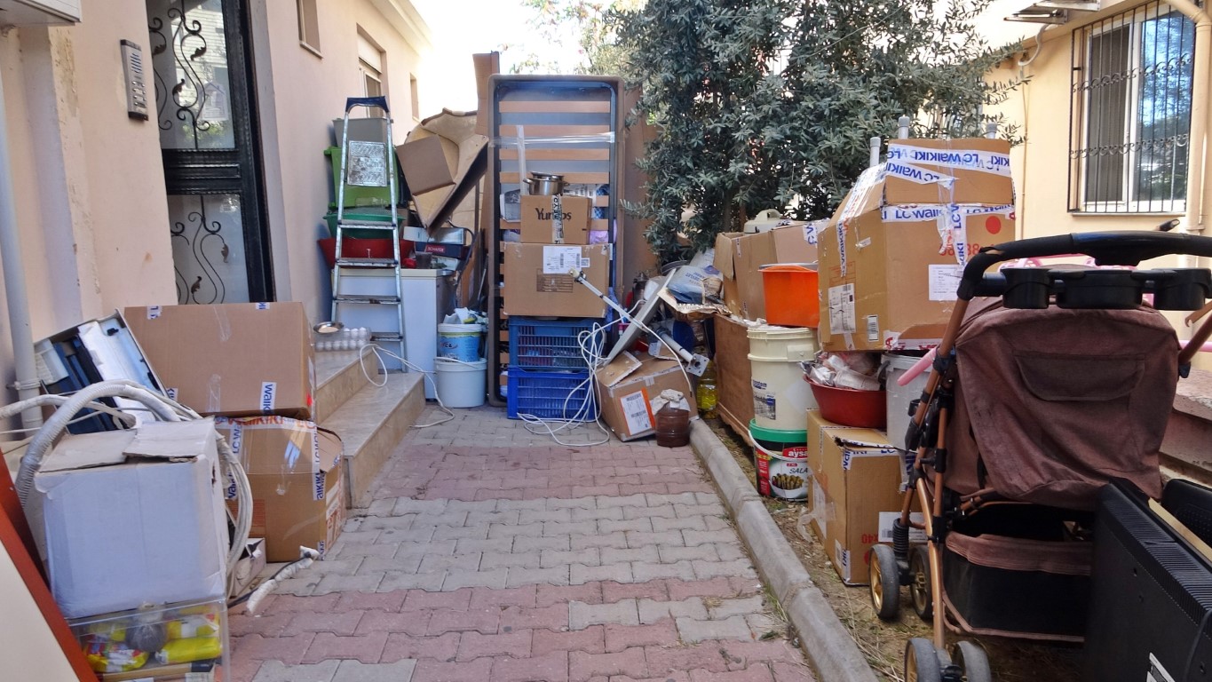 Engelli kızıyla birlikte evinden çıkarılan yaşlı kadın gözyaşlarına boğuldu