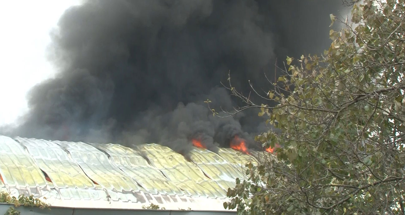 Arnavutköy’de fabrikada korkutan yangın, dumanlar gökyüzünü sardı