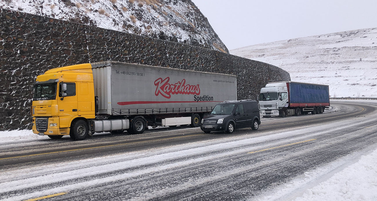 Kars’ta tırlar yolda mahsur kaldı