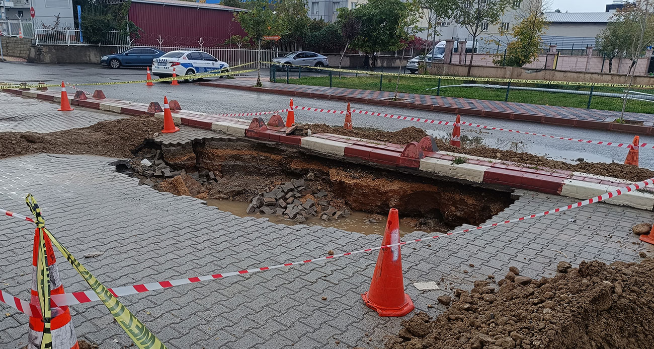 Siirt’te sağanak yağış sonucu yol çöktü
