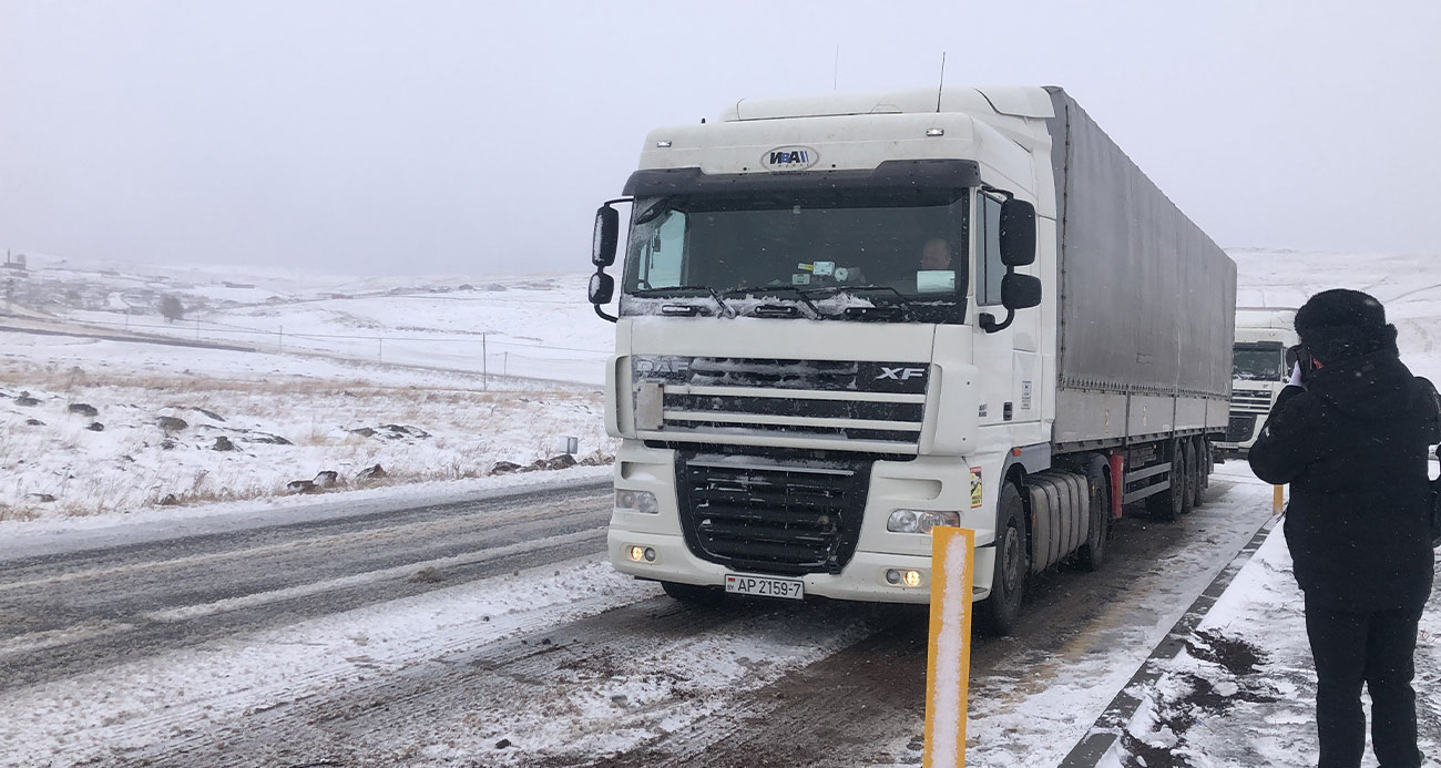 Kars’ta tırlar yolda mahsur kaldı