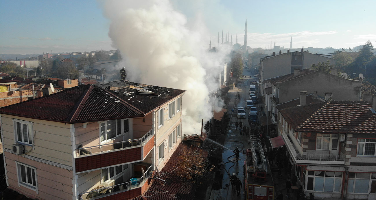 Edirne’de yangın 3 katlı binaya sıçradı